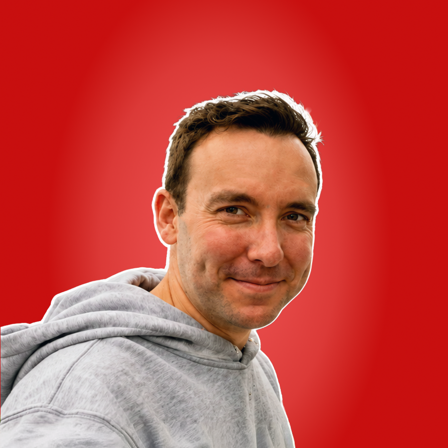 SKJeroen in een grijze hoodie